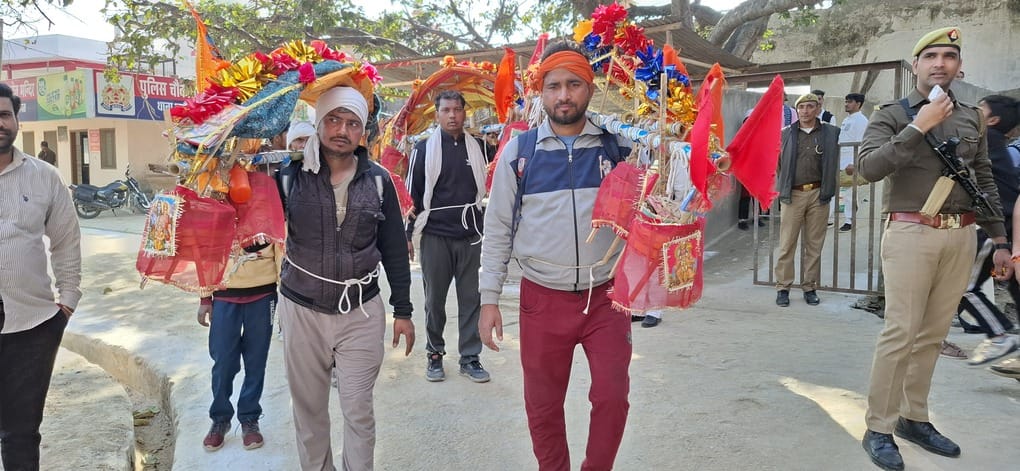 हरिद्वार से गंगाजल लेकर दाहा गांव पहुंची बड़ी कांवड़। संवाद