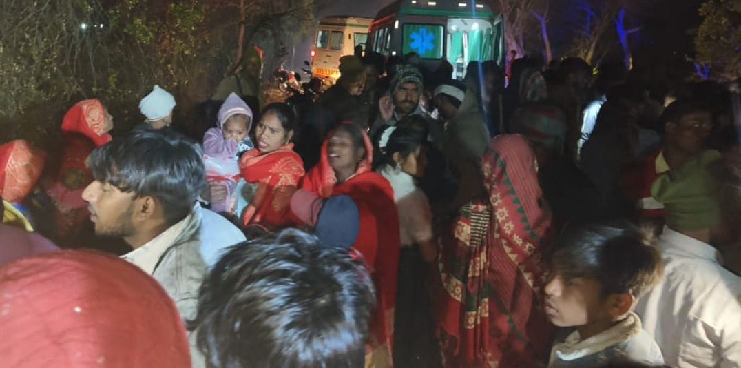 हादसे बाद घायल पड़ी बच्चियां बिलखती महिला। स्त्रोत ग्रामीण हादसे बाद घायल पड़ी बच्चियां बिलखती महिला। स्त्रोत ग्रामीण