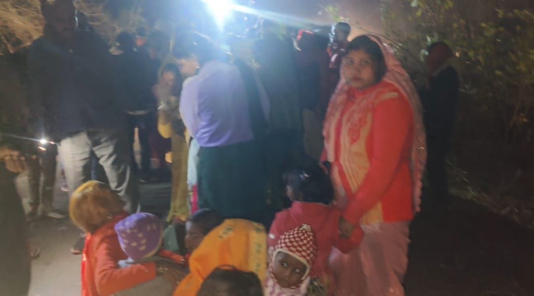 हादसे बाद घायल पड़ी बच्चियां बिलखती महिला। स्त्रोत ग्रामीण हादसे बाद घायल पड़ी बच्चियां बिलखती महिला। स्त्रोत ग्रामीण