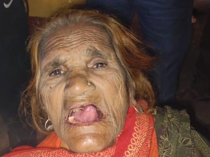 हादसे बाद घायल पड़ी बच्चियां बिलखती महिला। स्त्रोत ग्रामीण हादसे बाद घायल पड़ी बच्चियां बिलखती महिला। स्त्रोत ग्रामीण