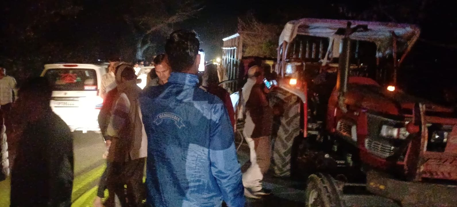 हादसे बाद घायल पड़ी बच्चियां बिलखती महिला। स्त्रोत ग्रामीण हादसे बाद घायल पड़ी बच्चियां बिलखती महिला। स्त्रोत ग्रामीण