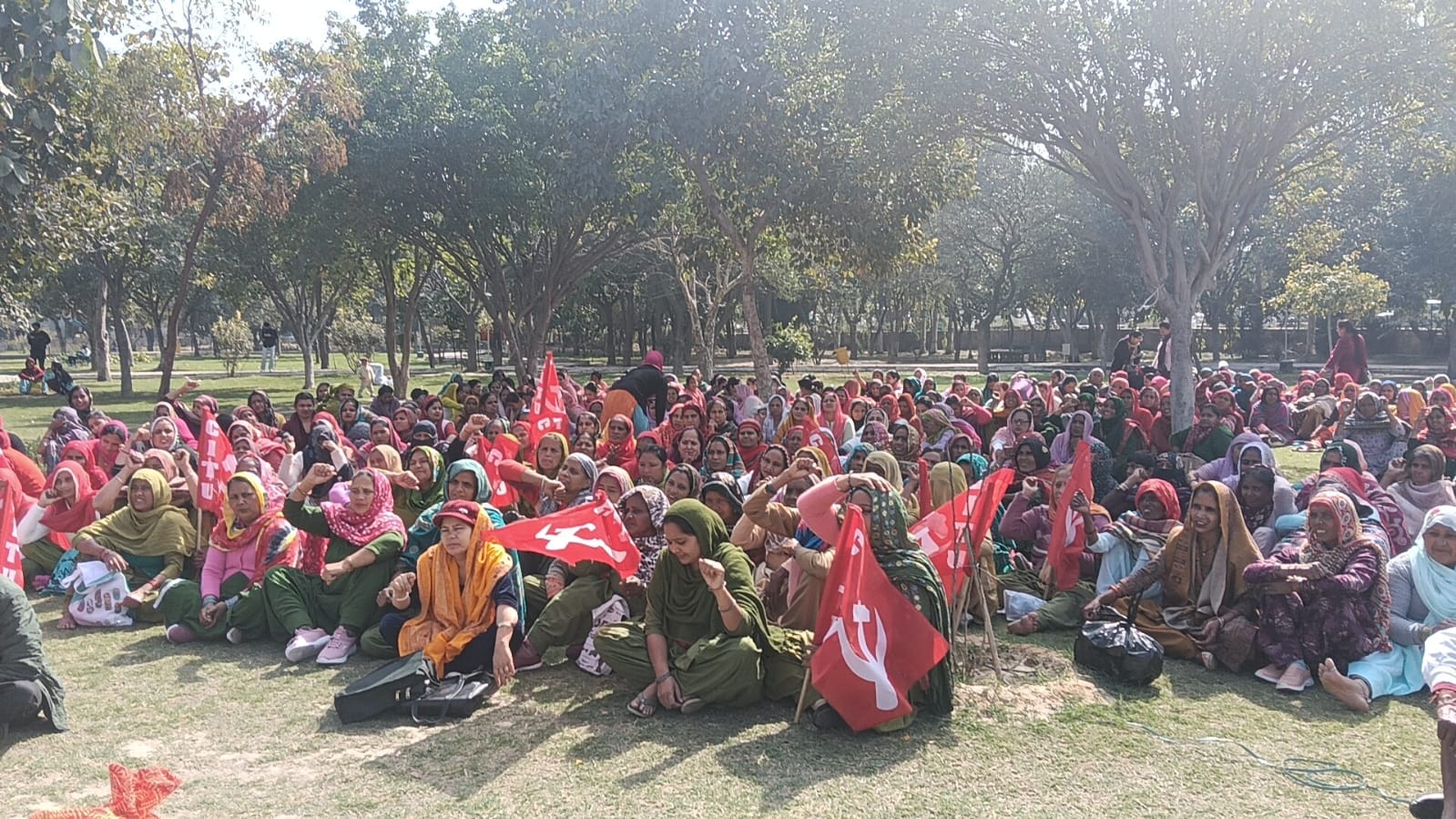जिला परिषद में हड़ताल के दौरान खाली पड़ी कुर्सियां।
