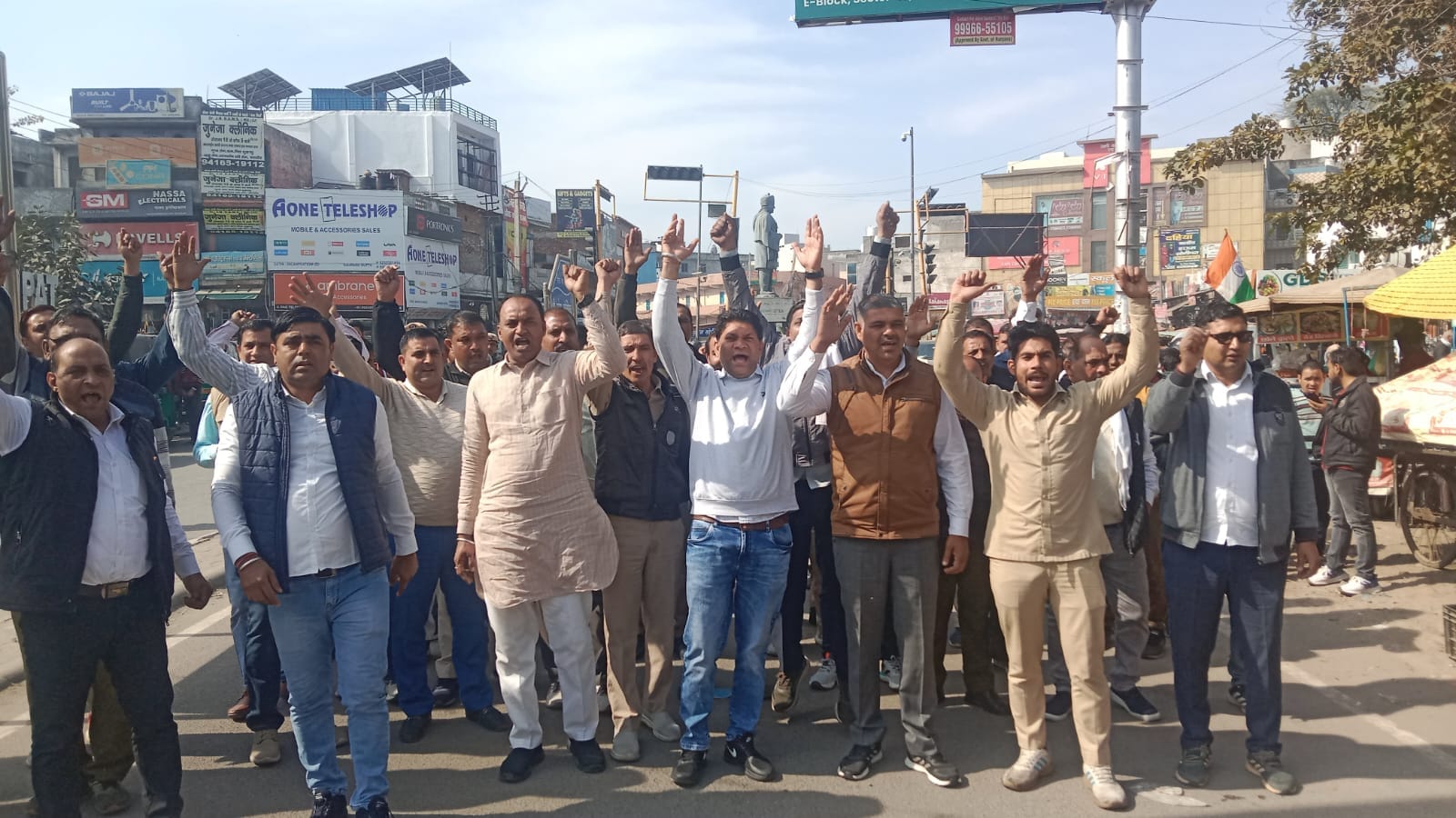 जिला परिषद में हड़ताल के दौरान खाली पड़ी कुर्सियां।