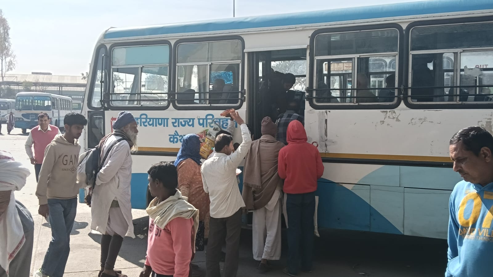 जिला परिषद में हड़ताल के दौरान खाली पड़ी कुर्सियां।