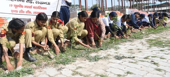 कैडेट्स ने मनकामेश्वर आरती स्थल उपवन में नदी के किनारे पौधरोपण किया। 