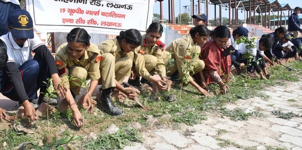 कैडेट्स ने मनकामेश्वर आरती स्थल उपवन में नदी के किनारे पौधरोपण किया। 