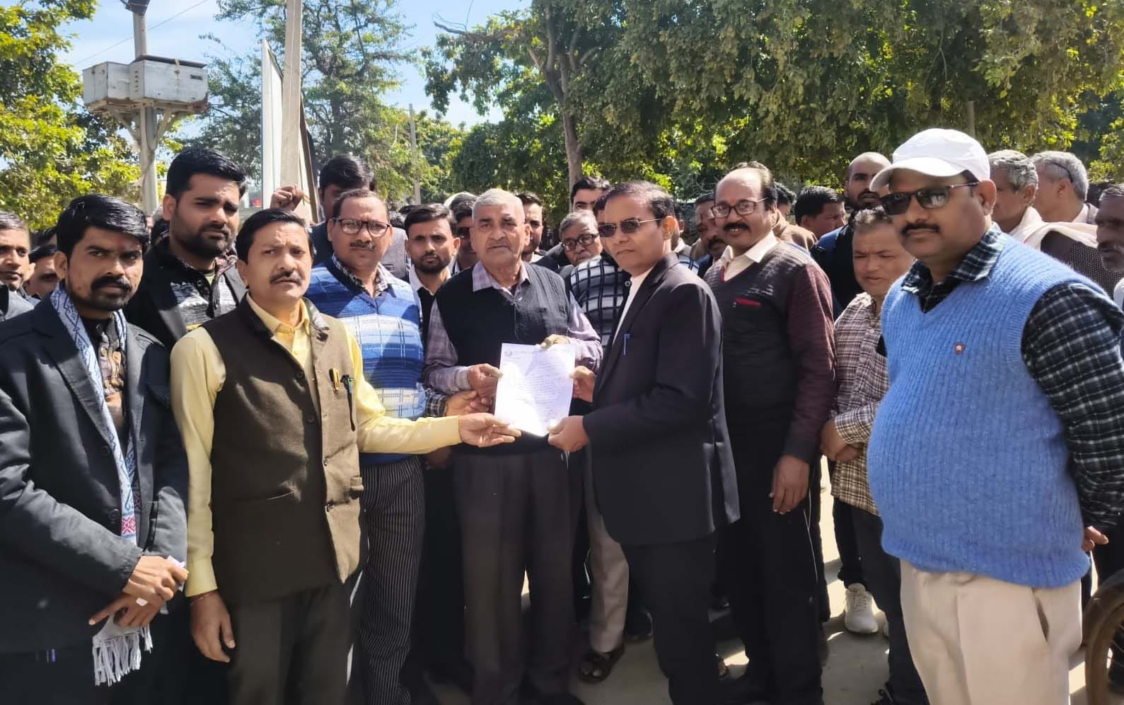 कलक्ट्रेट के बाहर प्रदर्शन करते अधिवक्ता। स्रोत- संगठन