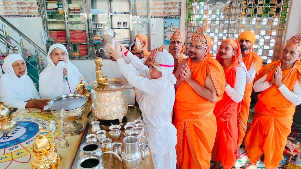 कैलाश पर्वत मंदिर पर पूजा अर्चना करते श्रद्धालु स्रोत संवाद