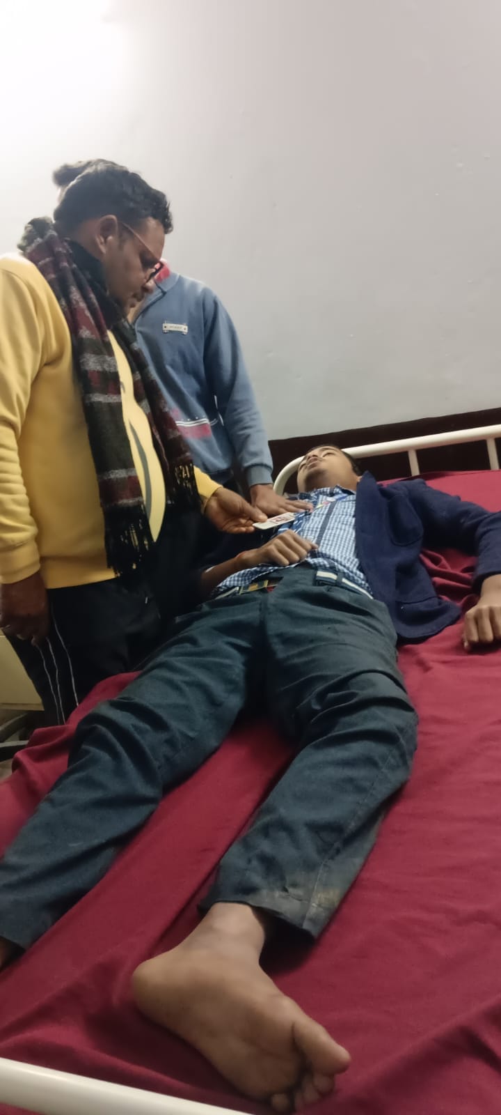 लालगोपालगंज में पलटने के बाद क्षतिग्रस्त टेंपो