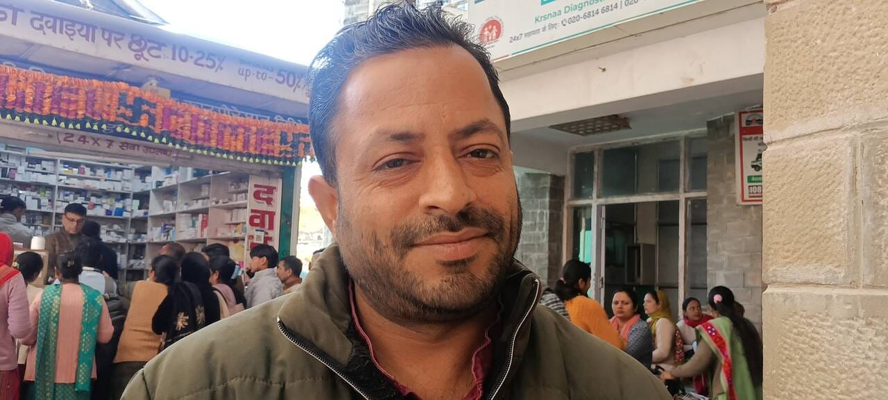 मेडिकल कॉलेज हमीरपुर में इलाज करवाने के लिए लाइन में लगे लोग। संवाद मेडिकल कॉलेज हमीरपुर में इलाज करवाने के लिए लाइन में लगे लोग। संवाद