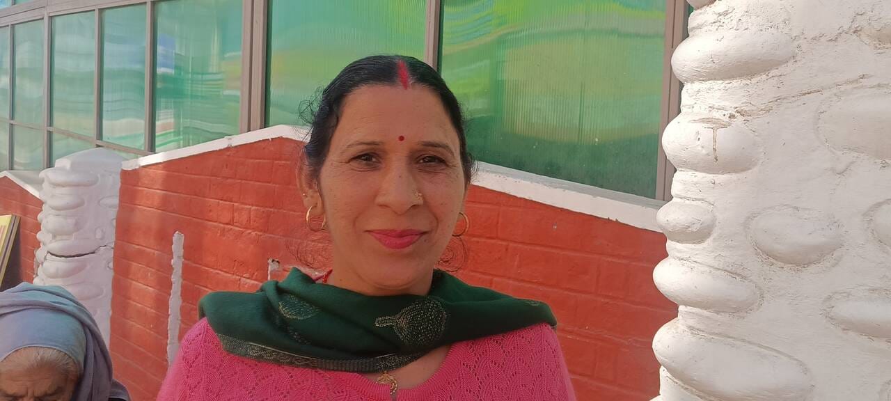 मेडिकल कॉलेज हमीरपुर में इलाज करवाने के लिए लाइन में लगे लोग। संवाद मेडिकल कॉलेज हमीरपुर में इलाज करवाने के लिए लाइन में लगे लोग। संवाद