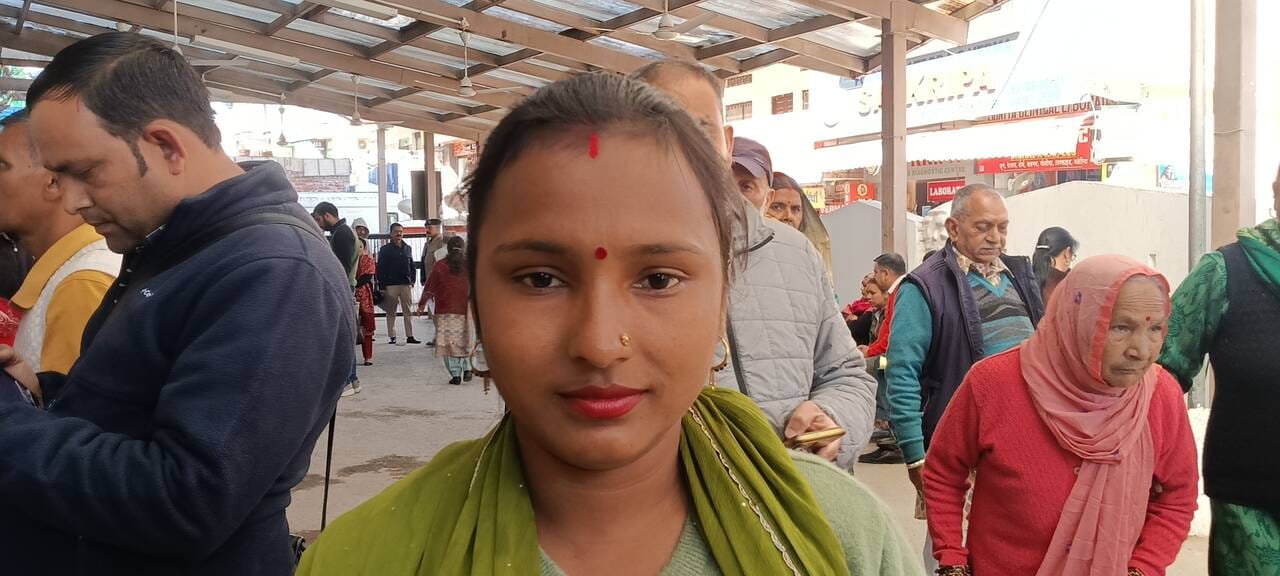 मेडिकल कॉलेज हमीरपुर में इलाज करवाने के लिए लाइन में लगे लोग। संवाद मेडिकल कॉलेज हमीरपुर में इलाज करवाने के लिए लाइन में लगे लोग। संवाद