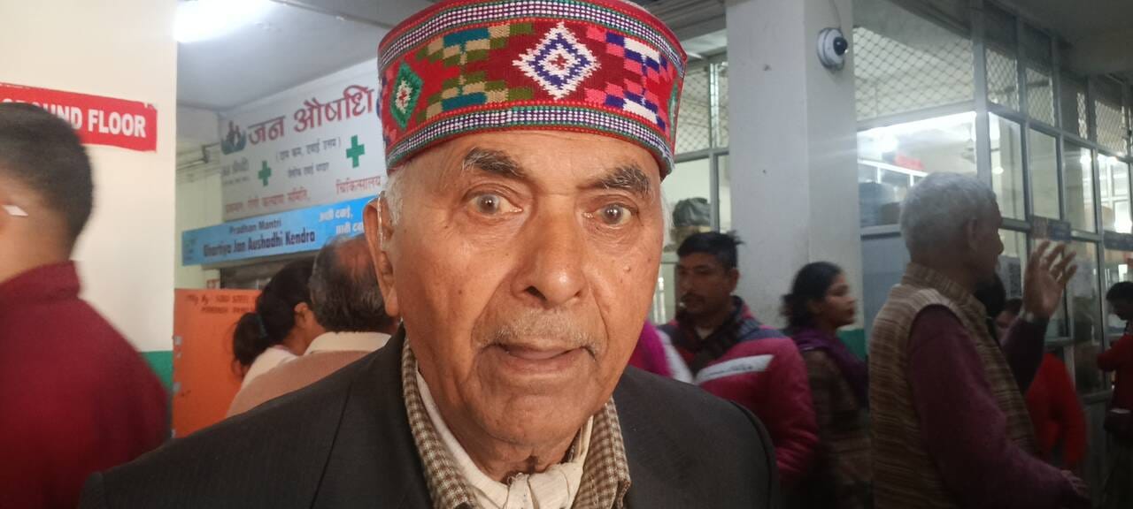 मेडिकल कॉलेज हमीरपुर में इलाज करवाने के लिए लाइन में लगे लोग। संवाद मेडिकल कॉलेज हमीरपुर में इलाज करवाने के लिए लाइन में लगे लोग। संवाद