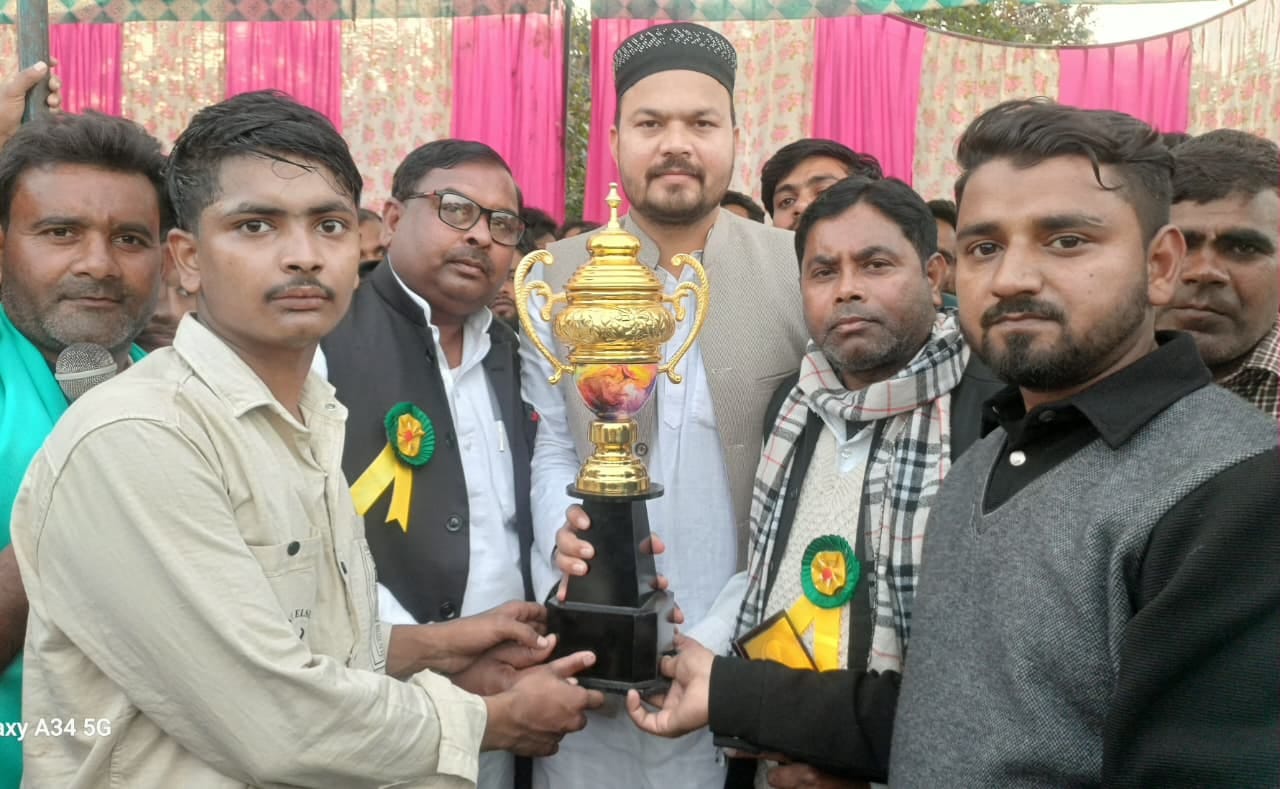 मखदूम कप:फाइनल मुकाबले में मैदान पर खेलते हुए तिग्गी और केजीएन क्रिकेट क्लब के खिलाड़ी।संबाद