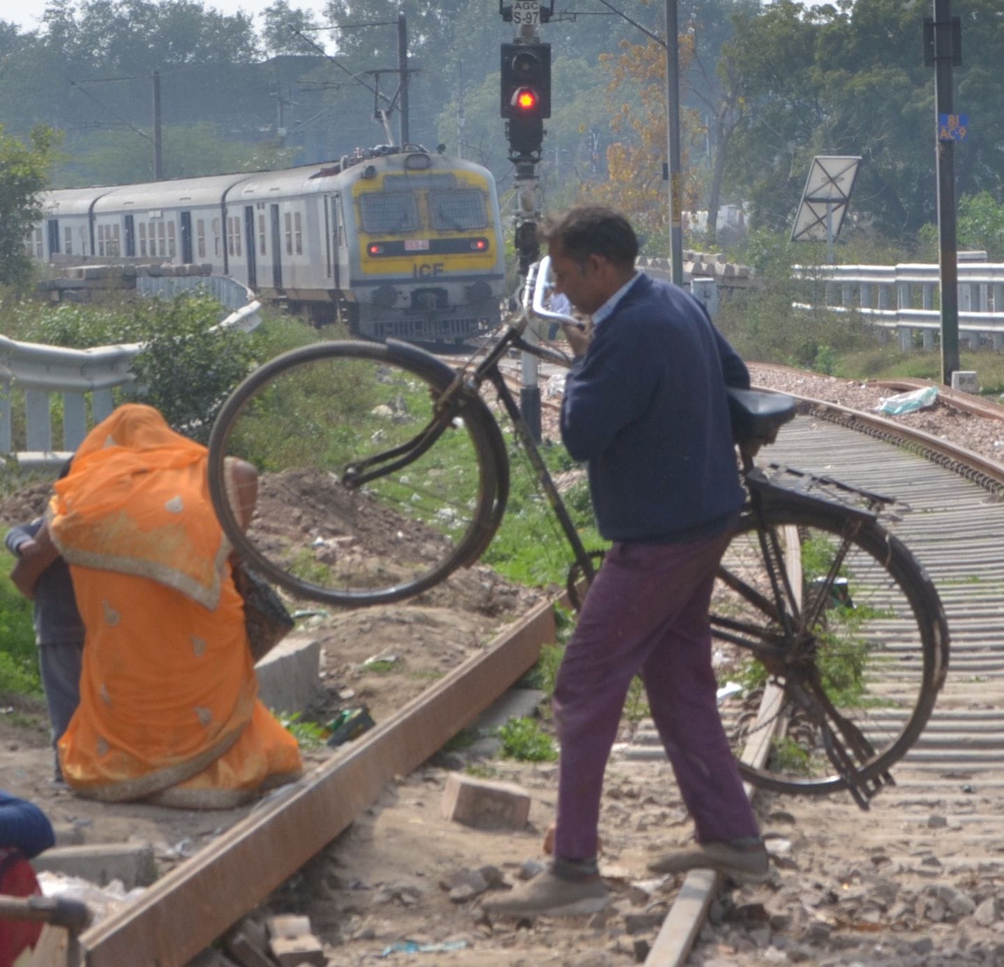 नगला छऊआ पर फाटक बंद होने के बाद निकलते लोग। वर्जन प्रशांत और योगेंद्र नगला छऊआ पर फाटक बंद होने के बाद निकलते लोग। वर्जन प्रशांत और योगेंद्र