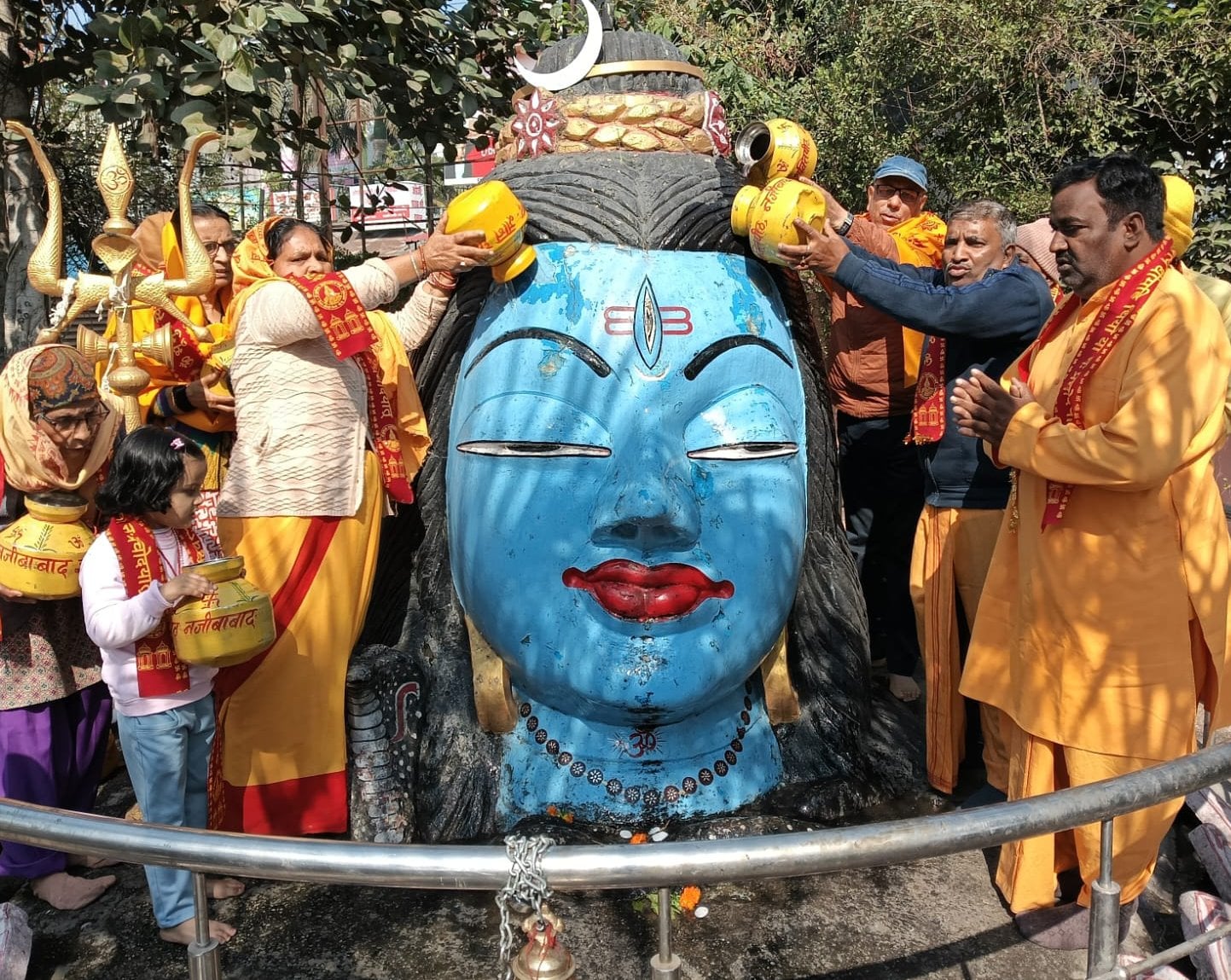 नगीना से विशाल मनमोहक कांवड़ लेकर निकलते काशीपुर के शिव भक्तों का जत्था। संवाद