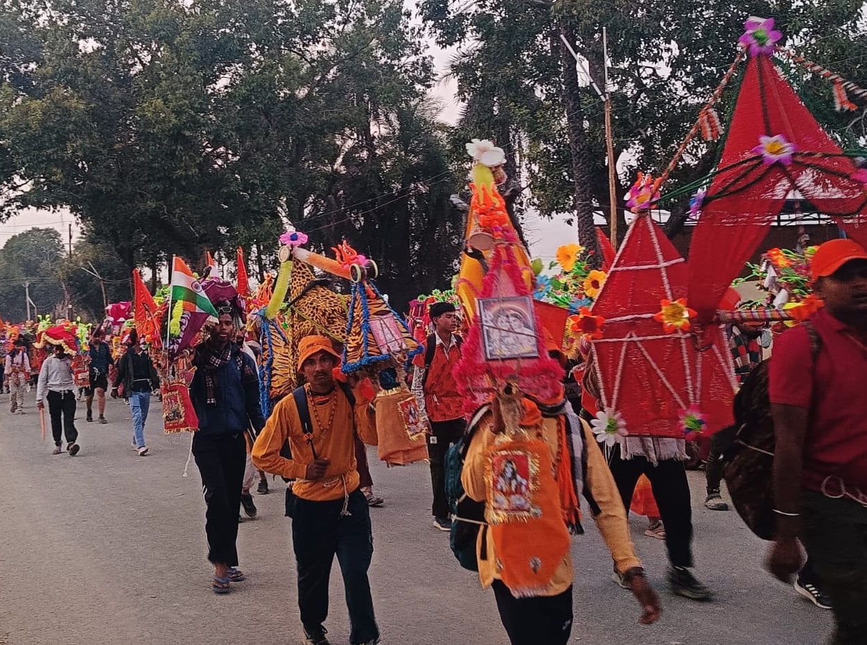 नगीना से विशाल मनमोहक कांवड़ लेकर निकलते काशीपुर के शिव भक्तों का जत्था। संवाद