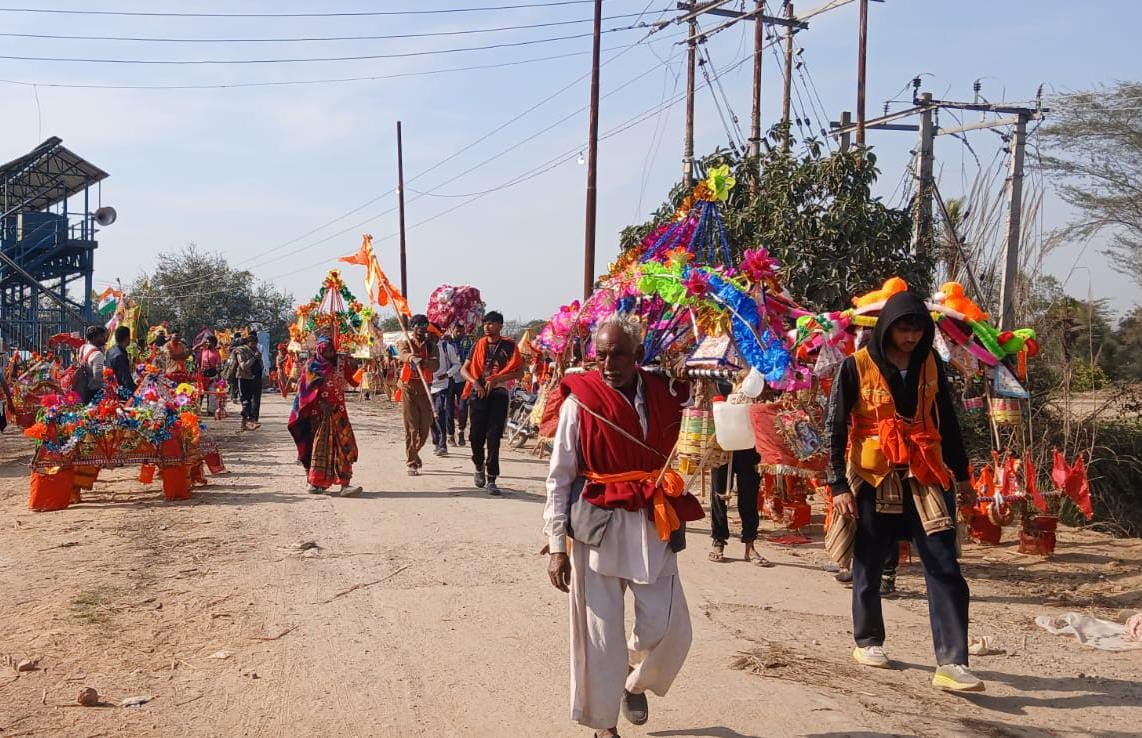 नगीना से विशाल मनमोहक कांवड़ लेकर निकलते काशीपुर के शिव भक्तों का जत्था। संवाद