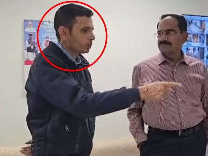 नीली जैकेट में फर्जी IAS