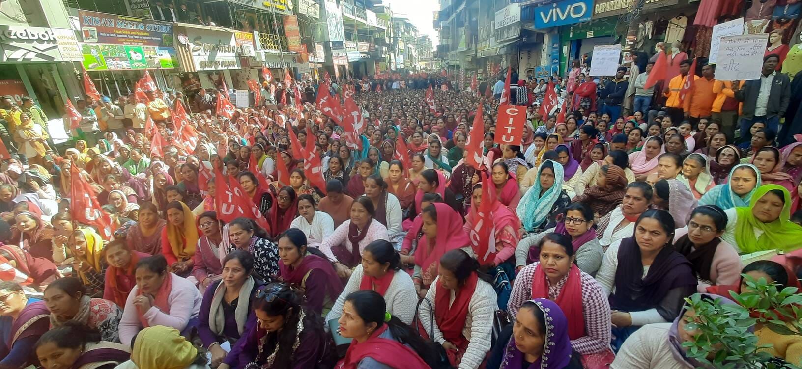 नादौन में बिजली बोर्ड के कर्मचारी बिजली विधेयक का विरोध प्रदर्शन् करते हुए। स्रोत : संगठन नादौन में बिजली बोर्ड के कर्मचारी बिजली विधेयक का विरोध प्रदर्शन् करते हुए। स्रोत : संगठन