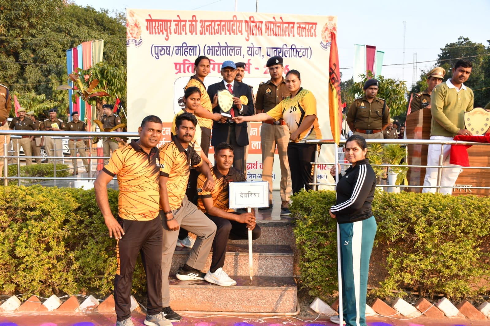 पुलिस लाइंस में आयोजित खेल प्रतियोगिता में विजेता खिलाड़ियों को पुरस्कृत करते गोरखपुर एडीजी जोन 