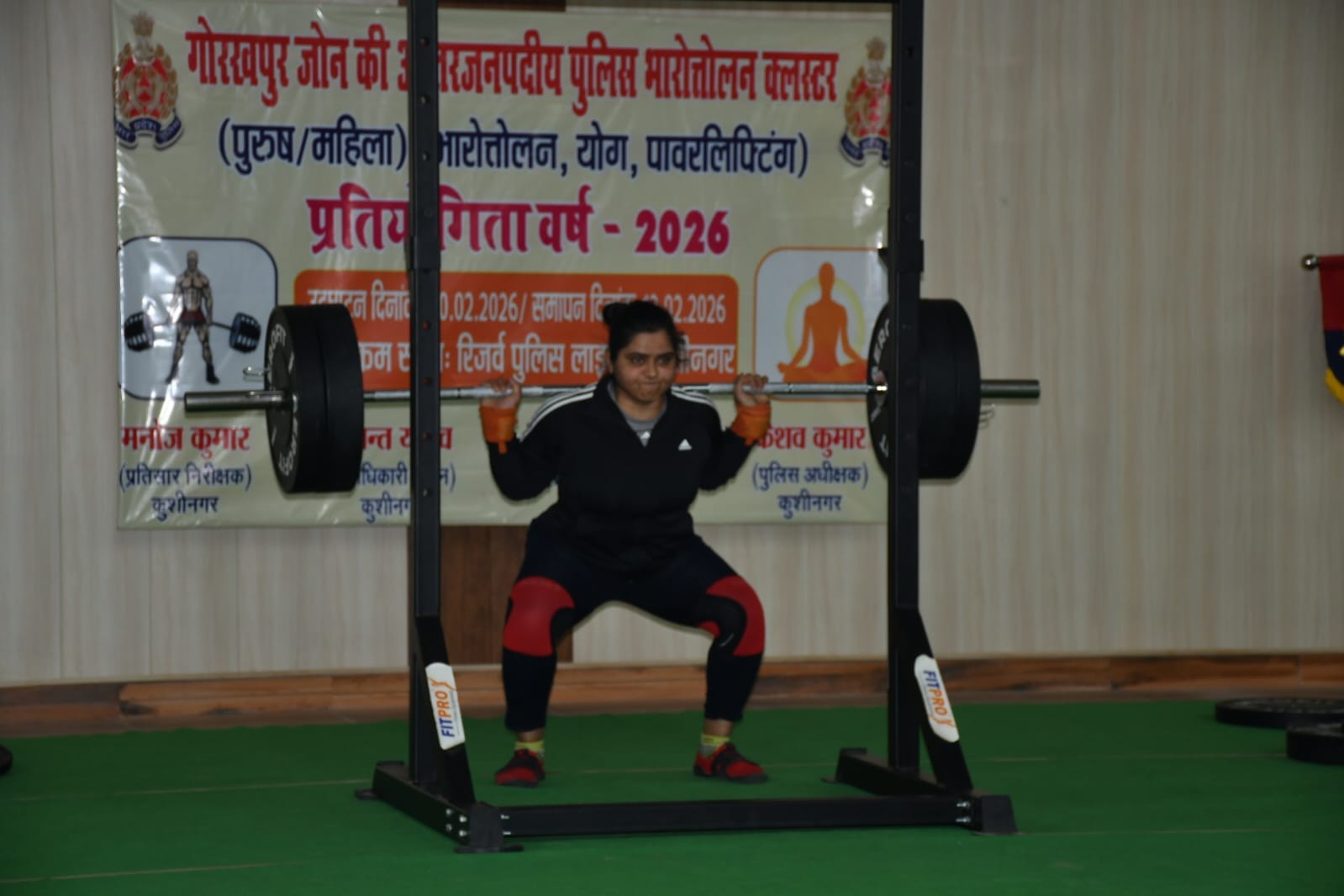 पुलिस लाइंस में आयोजित खेल प्रतियोगिता में विजेता खिलाड़ियों को पुरस्कृत करते गोरखपुर एडीजी जोन 