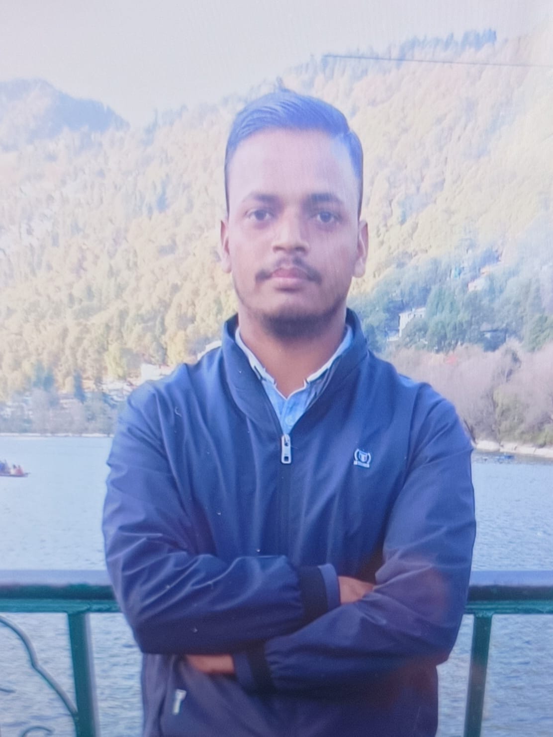 पोस्टमार्टम हाउस पर हंगामा कर रहे परिजनों को समझाते सीओ सिटी दीपक चतुर्वेदी। संवाद