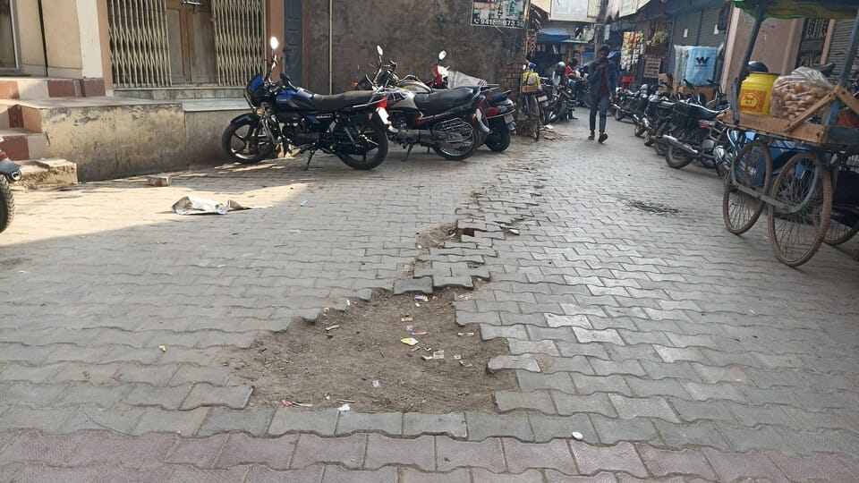 पटहेरिया में नाला के लिए खोदे गया गड्ढा।संवाद पटहेरिया में नाला के लिए खोदे गया गड्ढा।संवाद