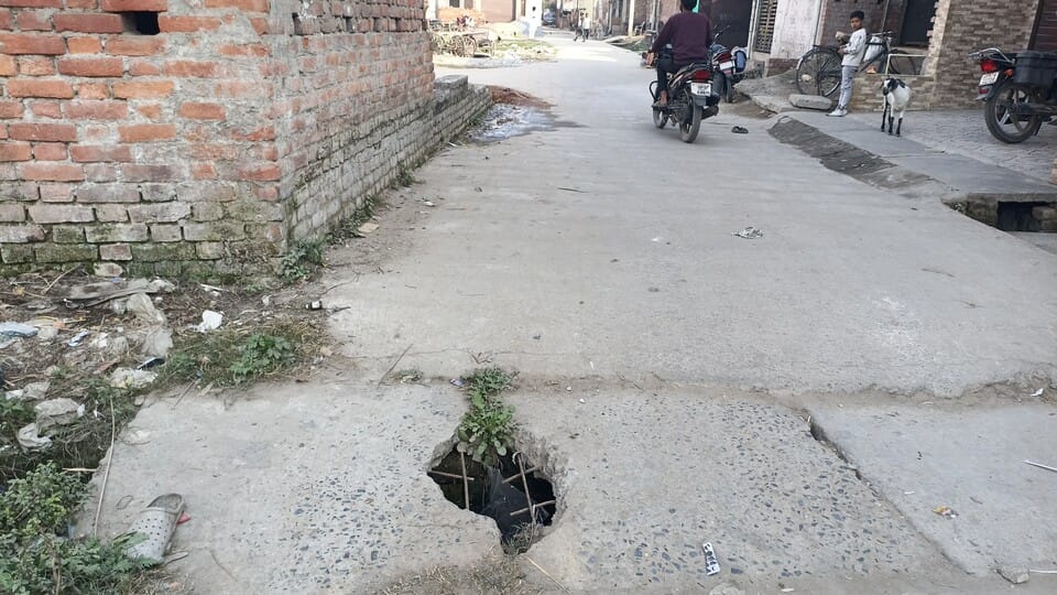 पटहेरिया में नाला के लिए खोदे गया गड्ढा।संवाद पटहेरिया में नाला के लिए खोदे गया गड्ढा।संवाद