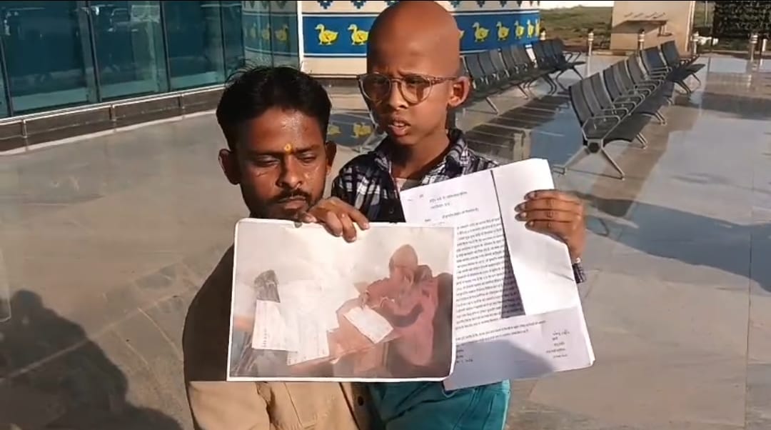 पीड़ित पुत्र अपने पिता के साथ सिंधिया से मिले पीड़ित पुत्र अपने पिता के साथ सिंधिया से मिले