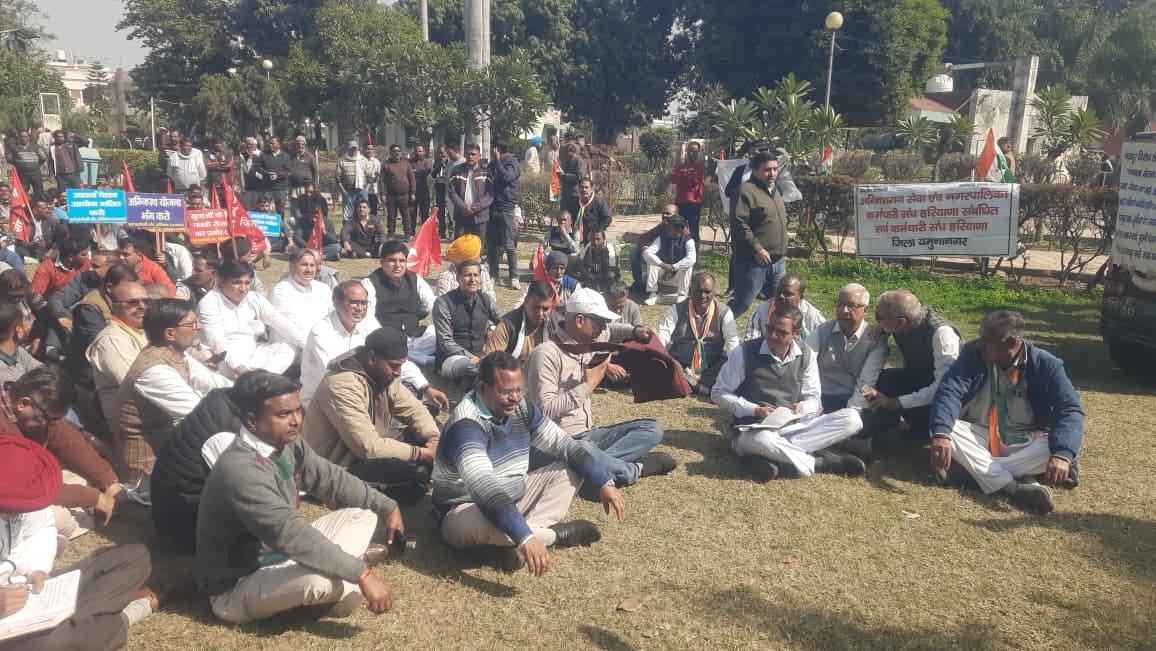 रेलवे जगाधरी वर्कशॉप कारखाना के बाहर नारेबाजी करते यूनियन के पदाधिकारी। यूनियन रेलवे जगाधरी वर्कशॉप कारखाना के बाहर नारेबाजी करते यूनियन के पदाधिकारी। यूनियन