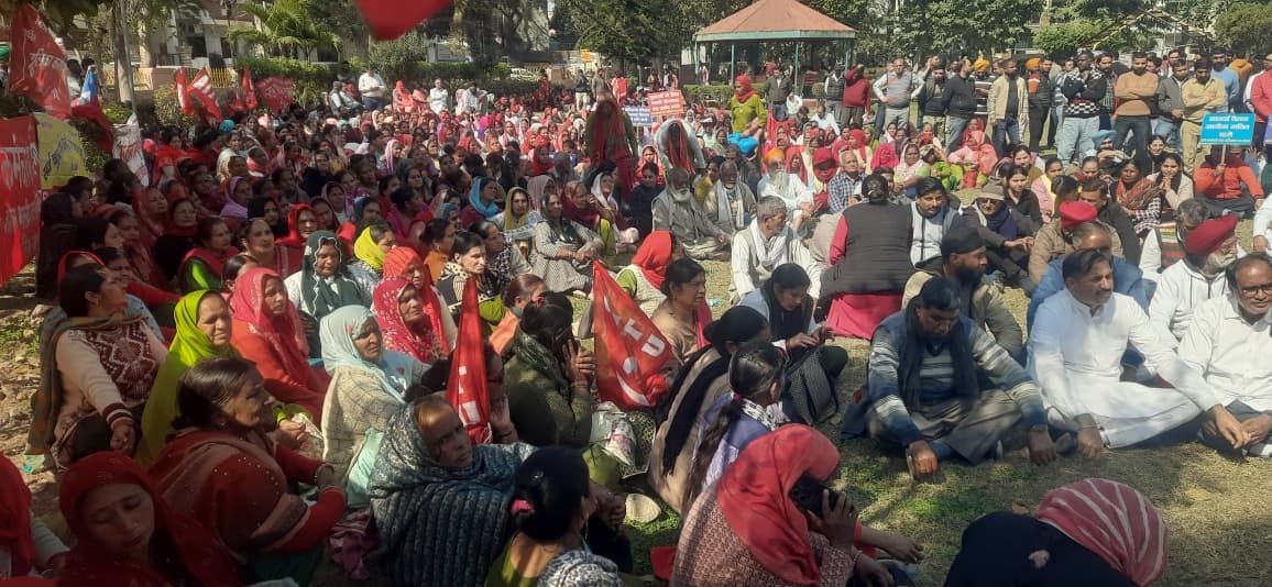 रेलवे जगाधरी वर्कशॉप कारखाना के बाहर नारेबाजी करते यूनियन के पदाधिकारी। यूनियन रेलवे जगाधरी वर्कशॉप कारखाना के बाहर नारेबाजी करते यूनियन के पदाधिकारी। यूनियन