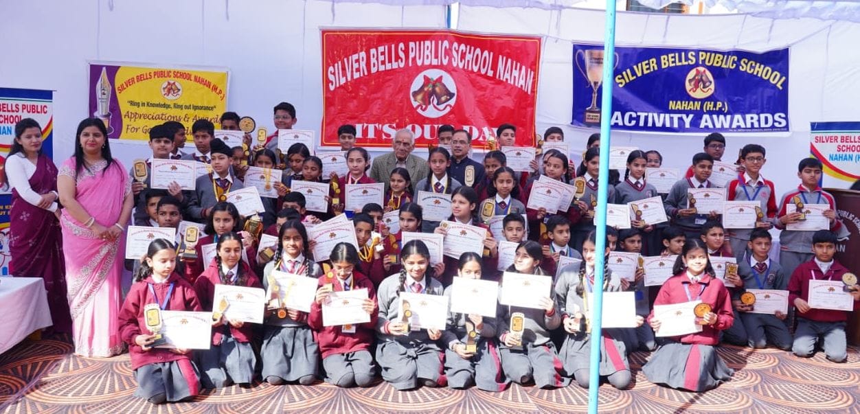 सिल्वर बेल्स स्कूल नाहन में मेधावी बच्चों को पुरस्कृत करते मुख्यातिथि व अन्य। संवाद
