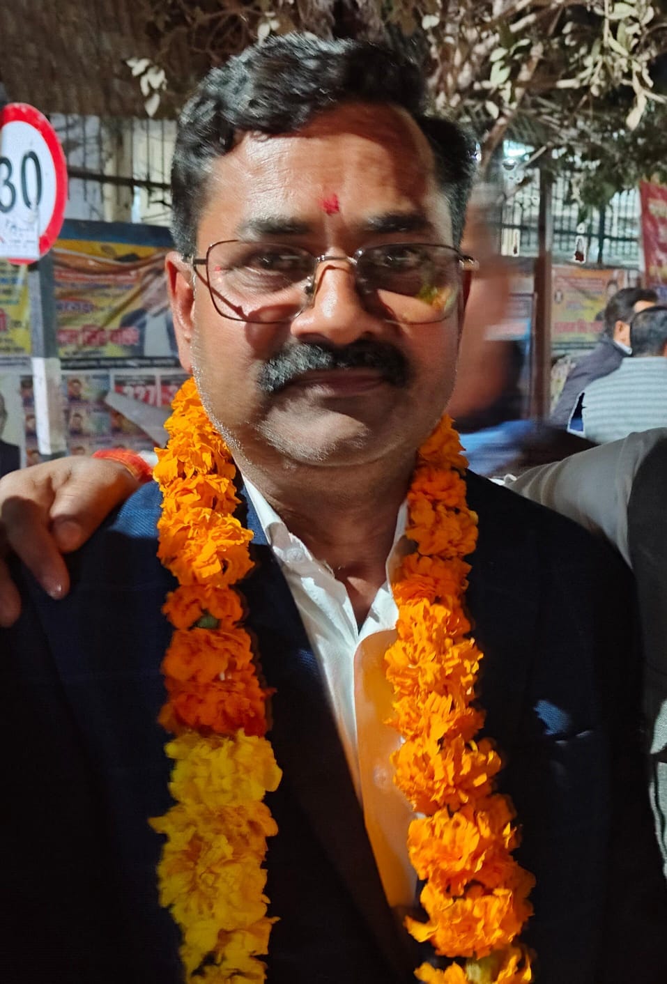 सेंट्रल बार एसोसिएशन के चुनाव में जीत के बाद जश्न मनाते अधिवक्ता। संवाद सेंट्रल बार एसोसिएशन के चुनाव में जीत के बाद जश्न मनाते अधिवक्ता। संवाद