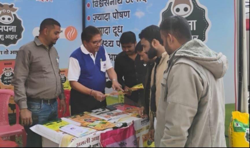 शहर के गांधी पार्क में अमर उजाला के गांव महोत्सव में कार्यक्रम का शुभारंभ करतीं अध्यक्ष गरिमा भ