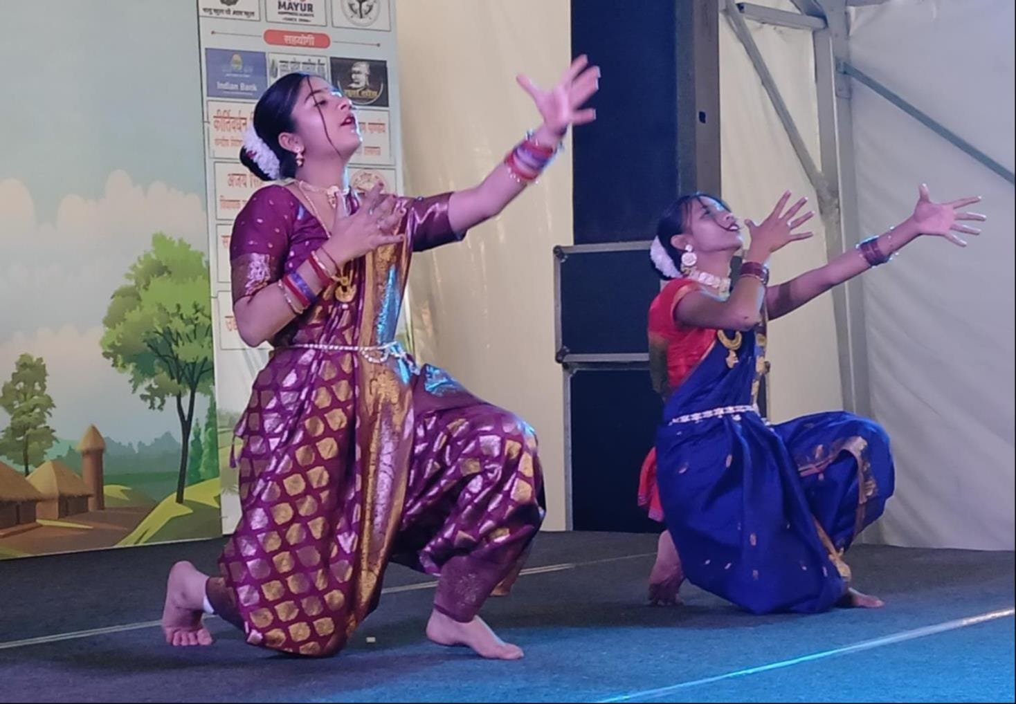 शहर के गांधी पार्क में अमर उजाला के गांव महोत्सव में कार्यक्रम का शुभारंभ करतीं अध्यक्ष गरिमा भ