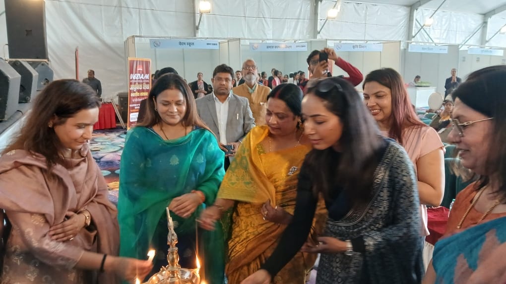 शहर के गांधी पार्क में अमर उजाला के गांव महोत्सव में कार्यक्रम का शुभारंभ करतीं अध्यक्ष गरिमा भ