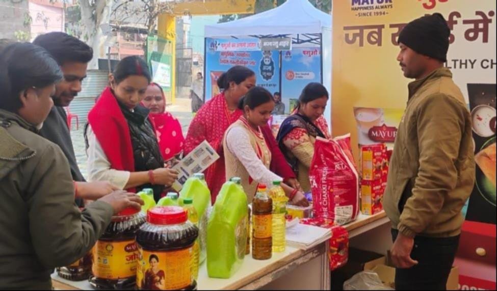 शहर के गांधी पार्क में अमर उजाला के गांव महोत्सव में कार्यक्रम का शुभारंभ करतीं अध्यक्ष गरिमा भ