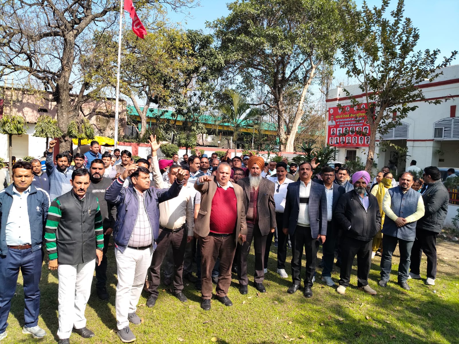 शहर में जिला शिक्षा सदन में एकत्रित होकर हड़ताल में प्रदर्शन करते हुए विभिन्न विभागों के कर्म शहर में जिला शिक्षा सदन में एकत्रित होकर हड़ताल में प्रदर्शन करते हुए विभिन्न विभागों के कर्म