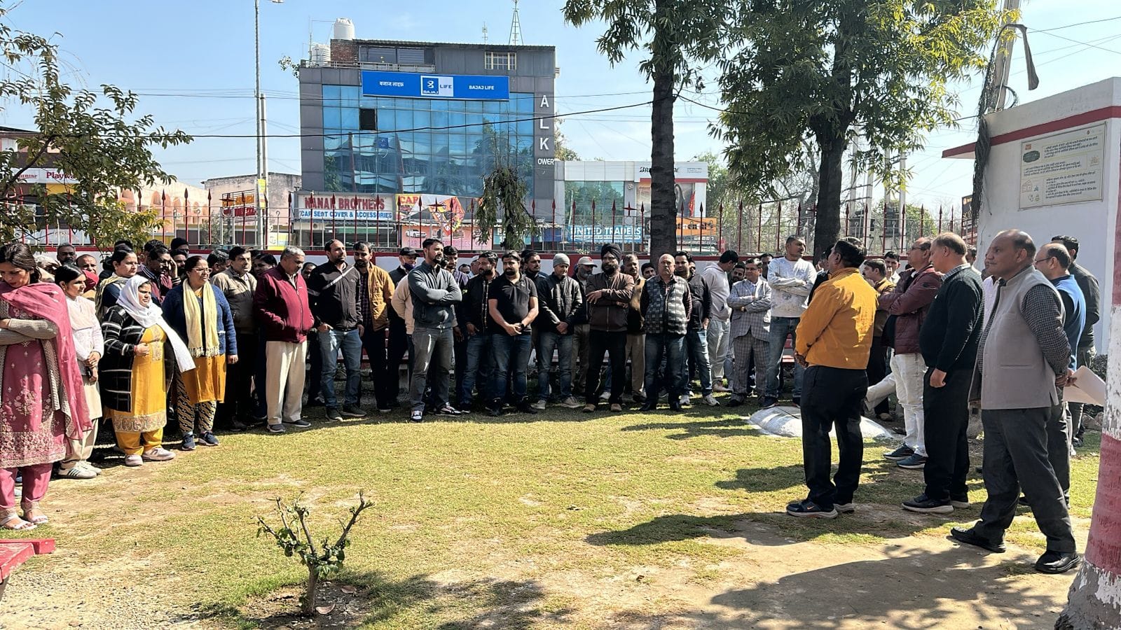 शहर में जिला शिक्षा सदन में एकत्रित होकर हड़ताल में प्रदर्शन करते हुए विभिन्न विभागों के कर्म शहर में जिला शिक्षा सदन में एकत्रित होकर हड़ताल में प्रदर्शन करते हुए विभिन्न विभागों के कर्म