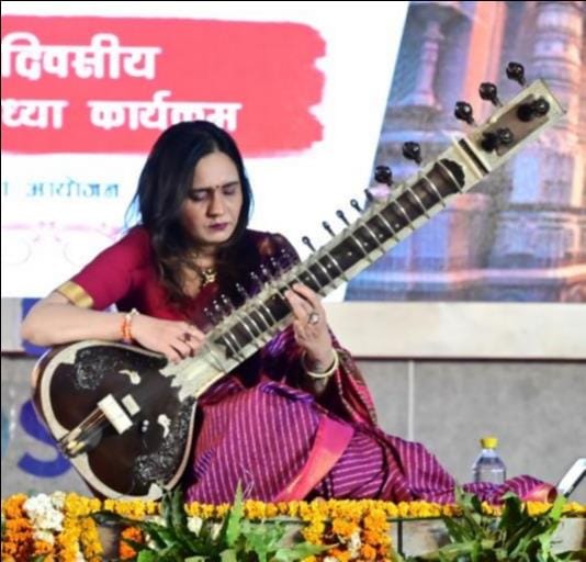 श्री काशी विश्वनाथ धाम में महाशिवरात्रि महोत्सव पर सांस्कृतिक संध्या में नृत्य की प्रस्तुति करत