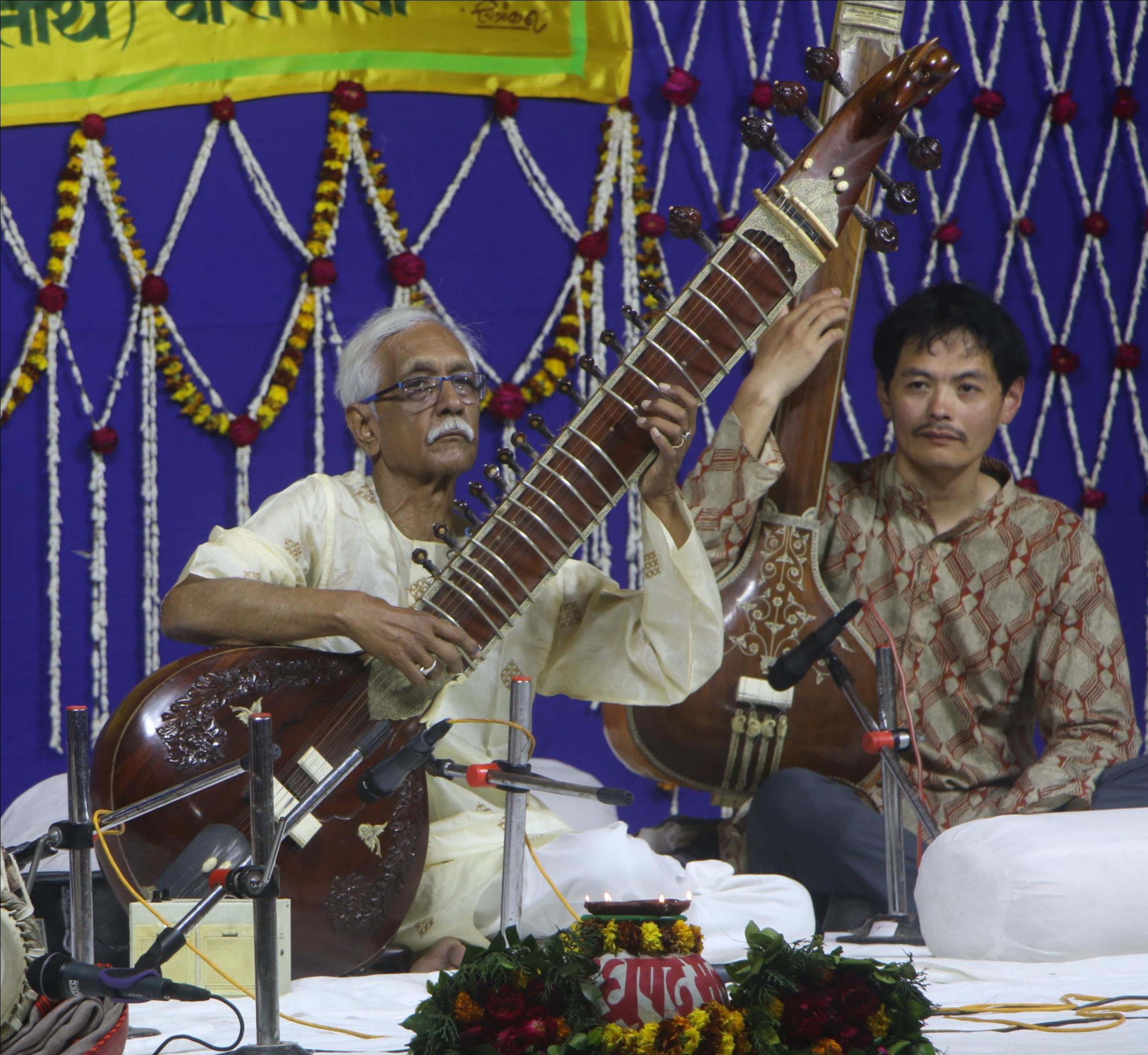 तुलसी घाट ध्रुपद मेला में गायन की प्रस्तुति करते आशीष जायसवाल । अमर उजाला तुलसी घाट ध्रुपद मेला में गायन की प्रस्तुति करते आशीष जायसवाल । अमर उजाला