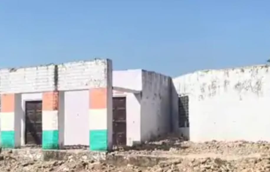 दौसा भवन के अभाव में खुले में पढ़ते बालक दौसा भवन के अभाव में खुले में पढ़ते बालक