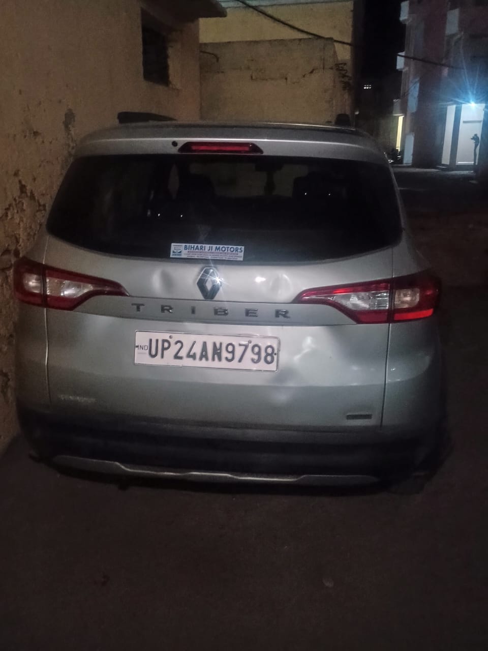 व्यापारी की मौत के बाद उसका शव जिला अस्पताल पहुंचने पर जांच करती पुलिस व लगी भीड़। स्रोत- पुलिस