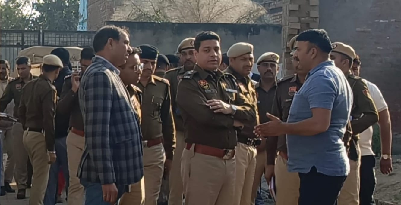 20-रोहतक के पोलंगी गांव में घटनास्थल पर पड़ा खून व ईंट-पत्थर। अमर उजाला
