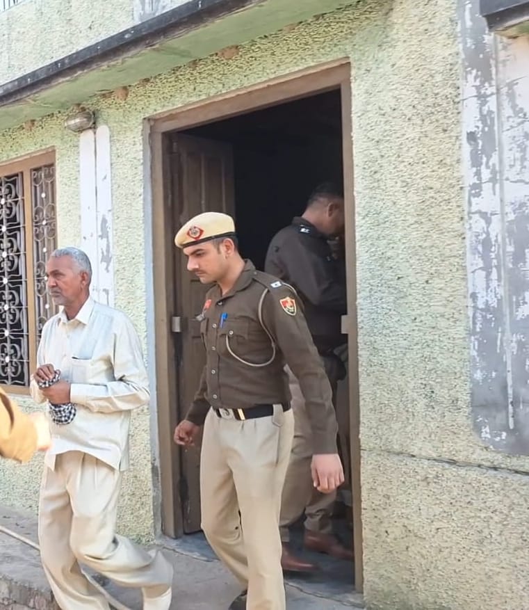 20-रोहतक के पोलंगी गांव में घटनास्थल पर पड़ा खून व ईंट-पत्थर। अमर उजाला