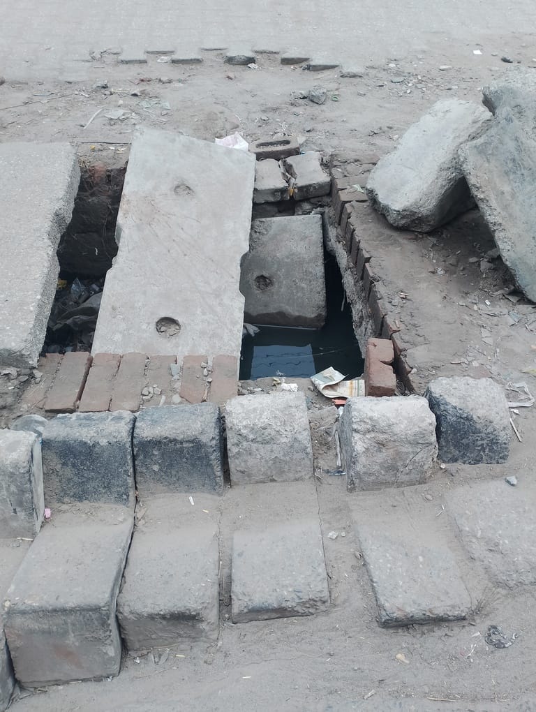 असंध रोड पर मंदिर के सामने बने गहरे गड्ढे। संवाद असंध रोड पर मंदिर के सामने बने गहरे गड्ढे। संवाद
