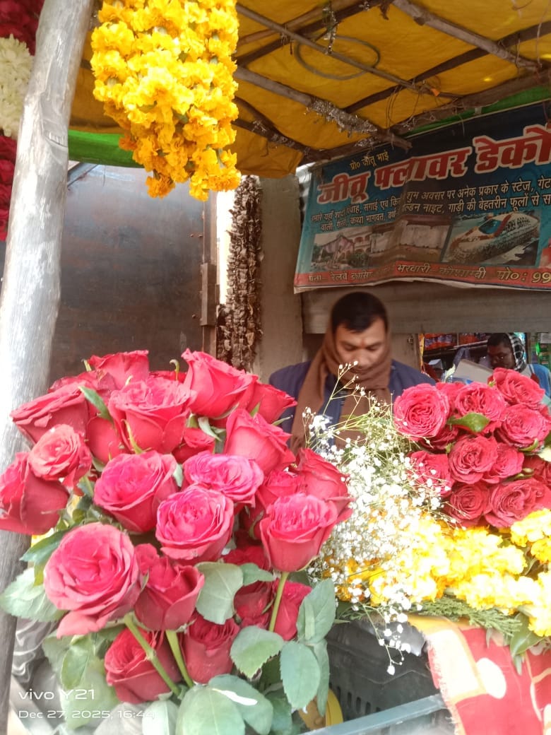 भरवारी कस्बे में वैलेंटाइन डे पर फूल की दुकान पर सजे गुलाब के फूल। संवाद भरवारी कस्बे में वैलेंटाइन डे पर फूल की दुकान पर सजे गुलाब के फूल। संवाद