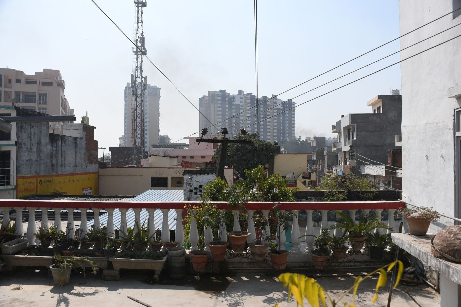 बिजली के तार बने कपड़े सुखाने की रस्सी बिजली के तार बने कपड़े सुखाने की रस्सी