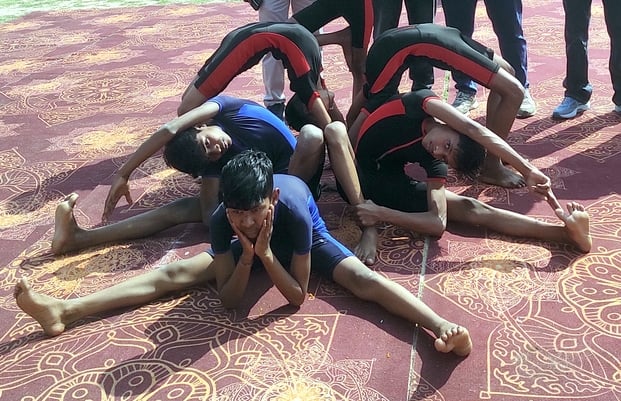 बिजनौर के नेहरू स्टेडियम में परिषदीय स्कूलों की जिला स्तरीय खेलकूद प्रतियोगिता कबड्डी प्रतियोगि
